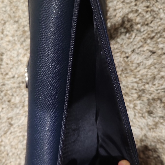 Like New Navy Tommy Hilfiger wallet - Picture 5 of 5